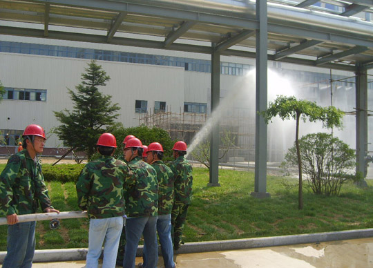 在參賽單位中，項(xiàng)目部義務(wù)消防隊(duì)第一個(gè)放出水龍救火