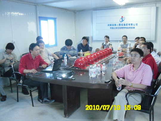 兩家單位領(lǐng)導(dǎo)在聽取項目部關(guān)于清水混凝土工藝有關(guān)情況的匯報