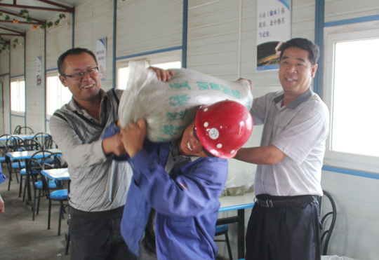 項目部領導給施工隊發(fā)防暑降溫用品