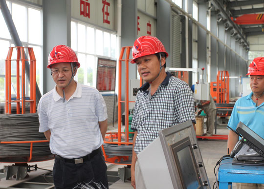 副董事長(zhǎng)牛小昌向李書(shū)記介紹鋼筋加工情況