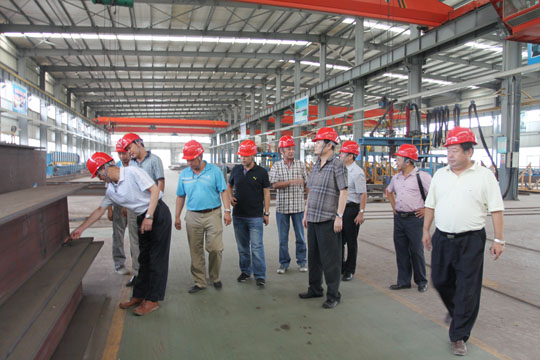 省住建廳紀(jì)檢書(shū)記李剛一行參觀公司延津工業(yè)園鋼結(jié)構(gòu)生產(chǎn)線