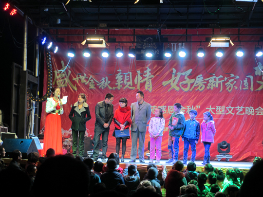 積極參與有獎(jiǎng)競(jìng)猜的群眾在回答問(wèn)題