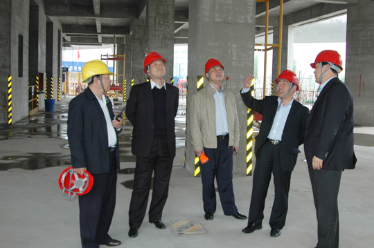 張書(shū)記、翟主席會(huì)前視察工地現(xiàn)場(chǎng)