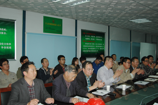 大家對(duì)生動(dòng)精彩的講課和指導(dǎo)報(bào)以熱烈鼓掌