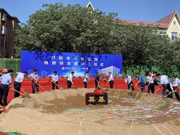4出席開工儀式的各位領(lǐng)導(dǎo)共同為項目培土奠基.jpg