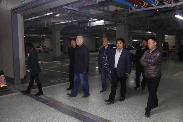 驗(yàn)收委員會(huì)專家察看地下車庫(kù).JPG