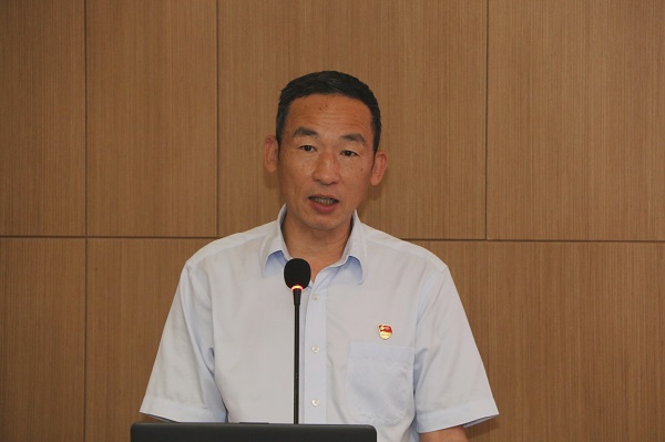 3、集團公司黨委副書記陳百斌宣讀表彰文件.jpg