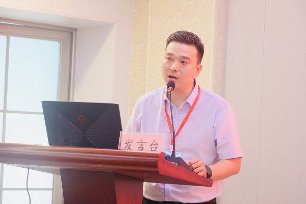 4、集團培訓(xùn)學(xué)校校長劉攀主持會議.jpg