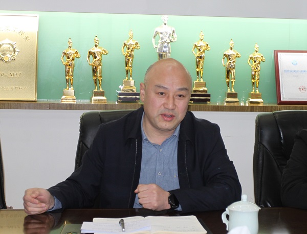 2.集團公司黨委副書記賈向軍介紹公司情況.JPG