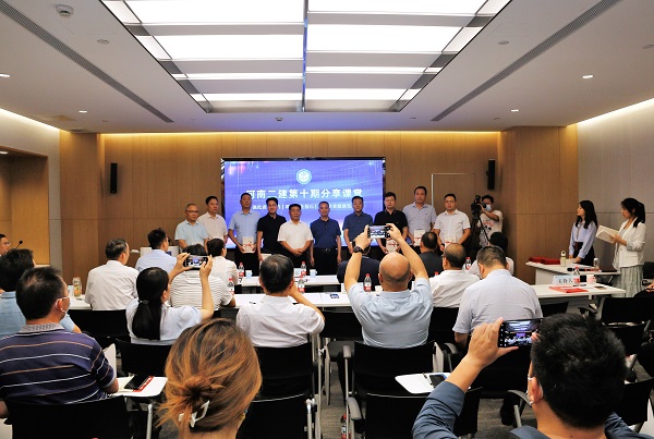 向各基層黨委、總支單位頒贈《二建好故事》.JPG