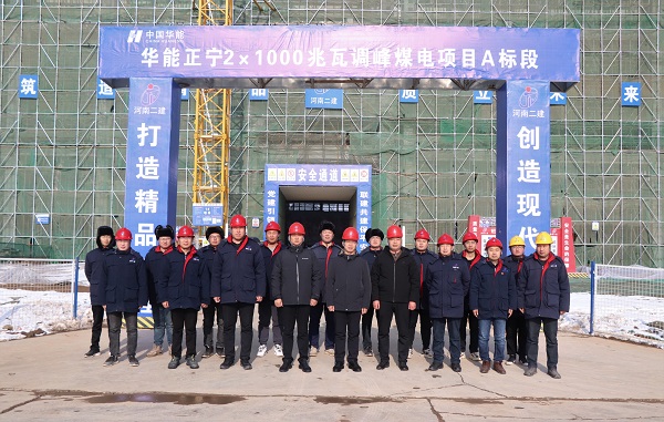?？傄恍信c項(xiàng)目管理人員合影留念.JPG