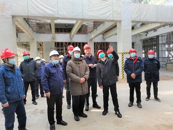 ?？偱c華能集團(tuán)公司副總經(jīng)理樊啟祥一行實(shí)地參觀主廠房清水混凝土框架柱施工效果.jpg