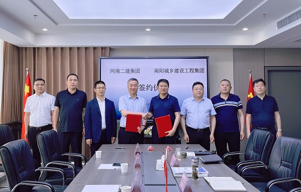 雙方正式簽約并合影.jpg 雙方正式簽約并合影.jpg