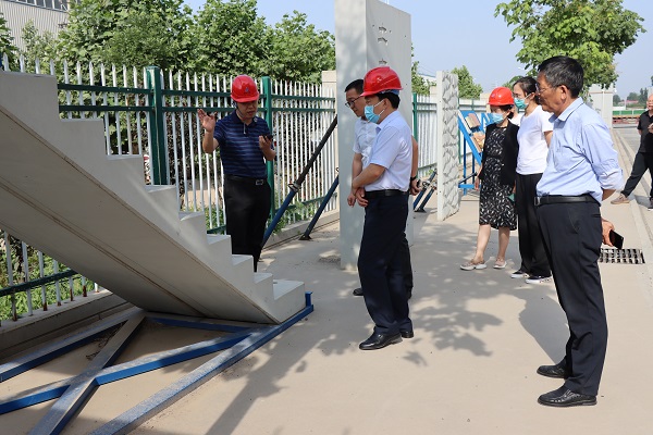 1.蘇總向賀繼偉一行介紹產(chǎn)品信息.JPG 1.蘇總向賀繼偉一行介紹產(chǎn)品信息.JPG