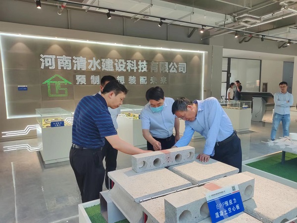 2.觀摩園區(qū)展品.jpg 2.觀摩園區(qū)展品.jpg