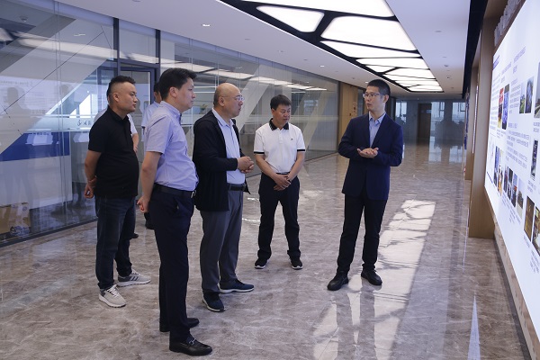 參觀文化長(zhǎng)廊.JPG 參觀文化長(zhǎng)廊.JPG