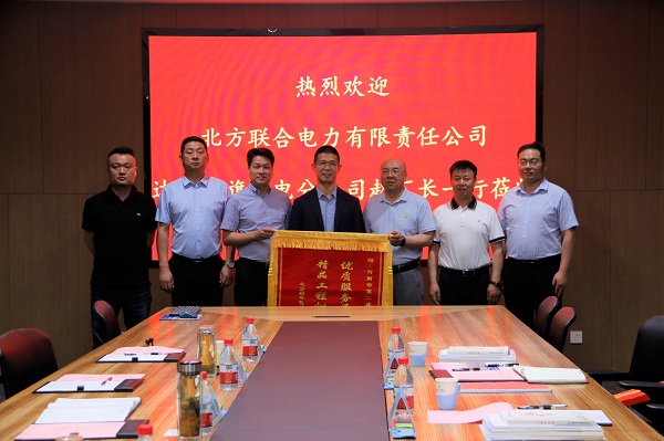 贈(zèng)送錦旗.JPG 贈(zèng)送錦旗.JPG